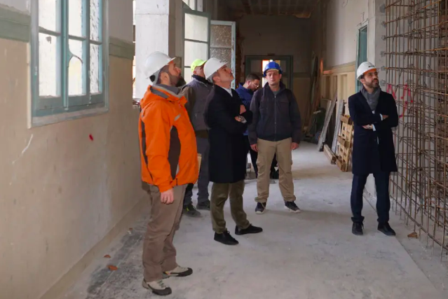 Επιθεώρηση Ζέρβα στα έργα αποκατάστασης του διατηρητέου σχολείου της Κριεζώτου