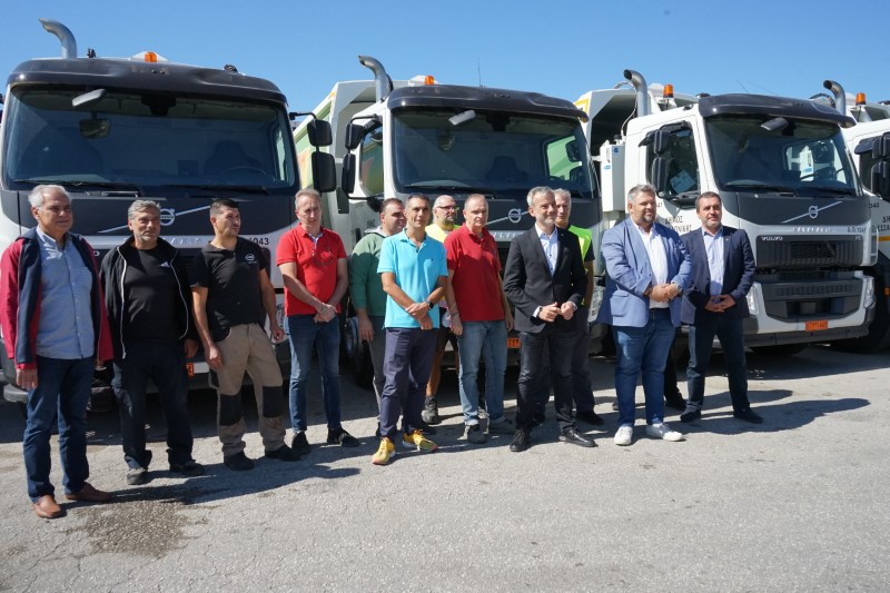 Δέκα νέα απορριμματοφόρα στη μάχη για την καθαριότητα – Παρουσία Ζέρβα η παραλαβή