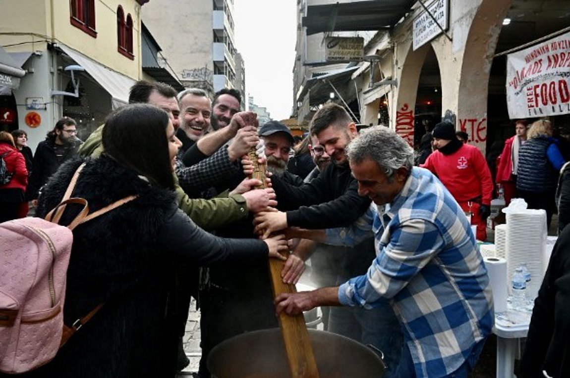 Τραπέζι γιορτής κι αλληλεγγύης στο Καπάνι - Κ. Ζέρβας: Στην πόλη μας κανένας δεν μένει μόνος