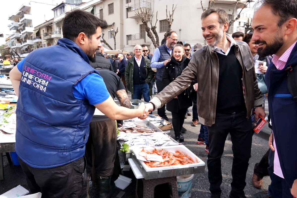 Οικολογικές τσάντες αγορών μοίρασε στη λαϊκή της Μαρτίου ο Ζέρβας