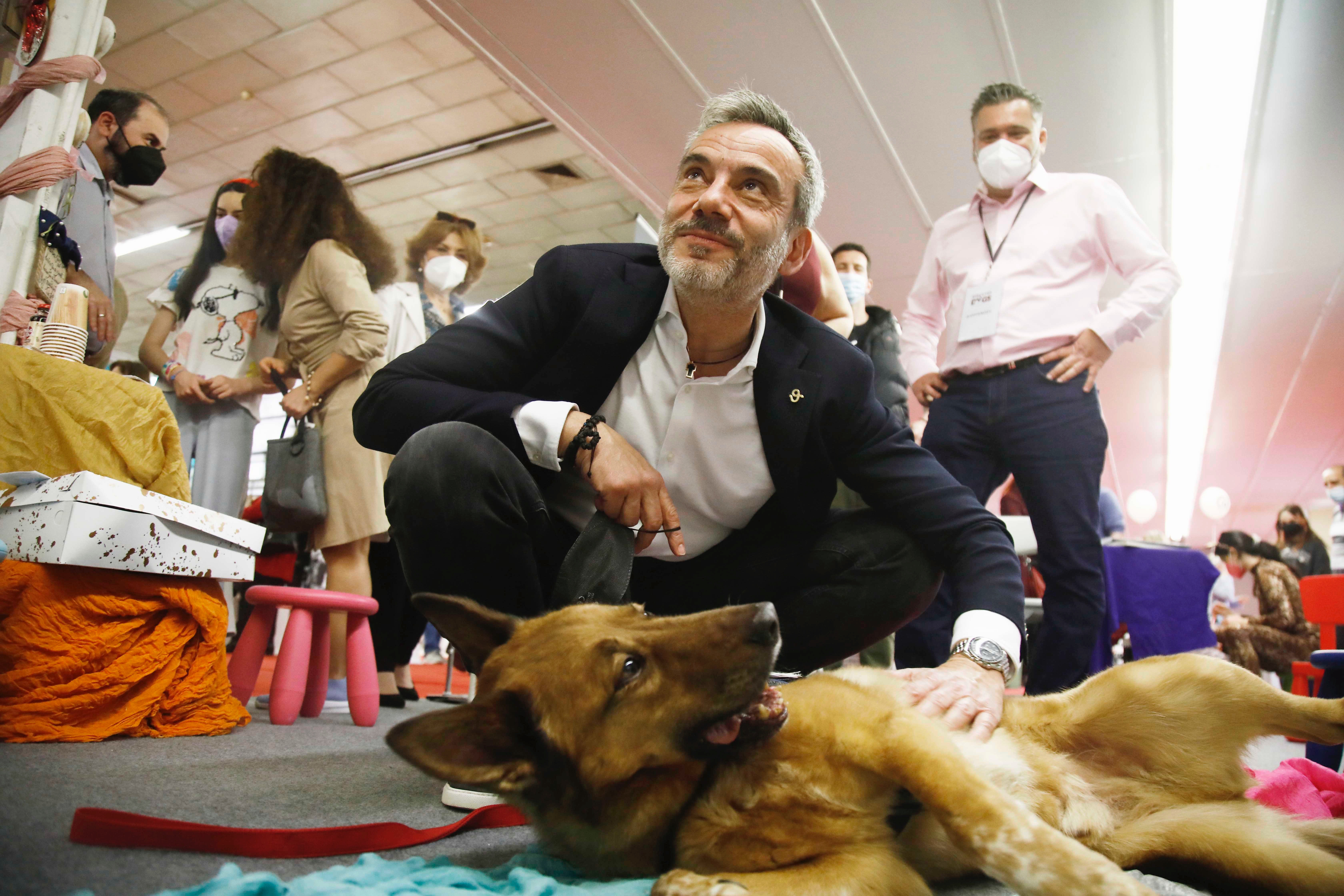 Ο χαρισματικός Άξελ που έχει κακοποιηθεί έκλεψε την καρδιά του Ζέρβα