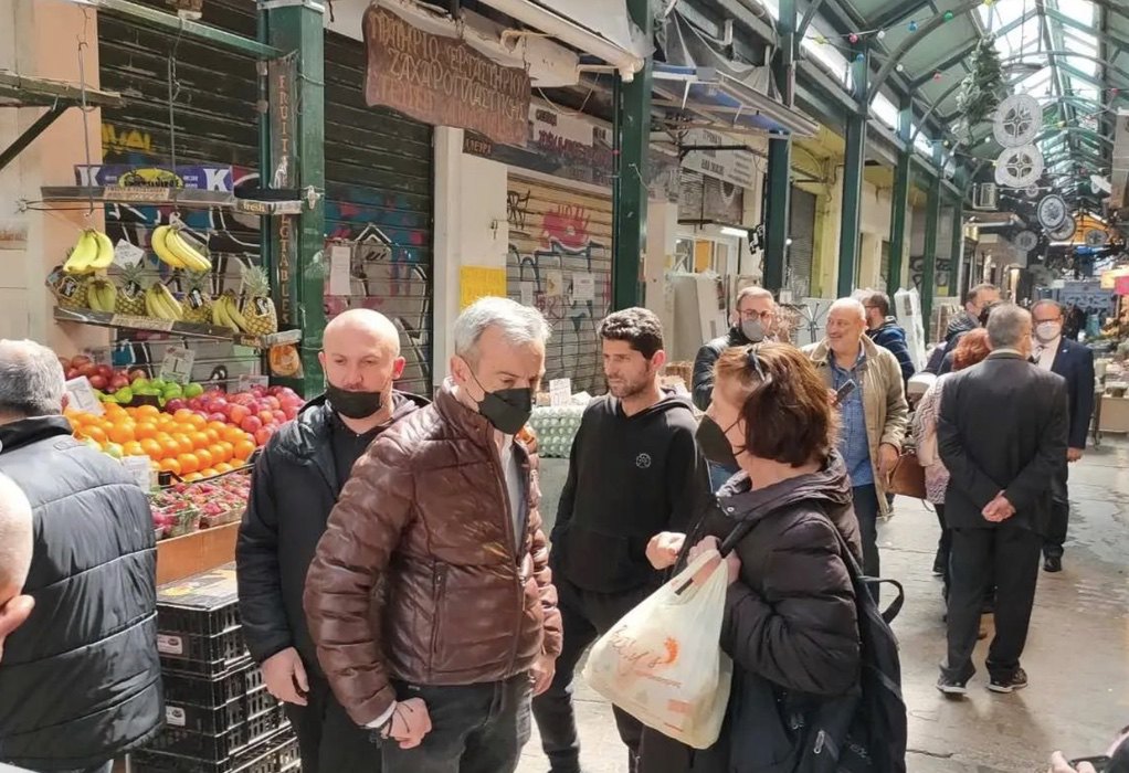 Την πασχαλινή αγορά επισκέφτηκε ο δήμαρχος Κ. Ζέρβας