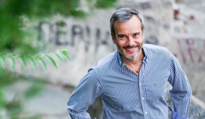 Ο δήμαρχος Θεσσαλονίκης μάς ξαφνιάζει ευχάριστα! Γραφείο με… Λένον και Lego