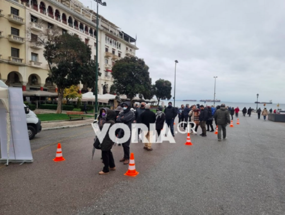 Μέχρι τη Λεωφόρο Νίκης οι ουρές για εμβολιασμό στην Αριστοτέλους