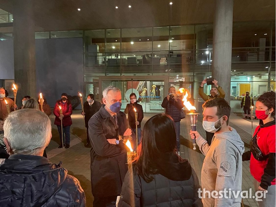 Λαμπαδηδρομία από άτομα με αναπηρία στη Νέα Παραλία (φωτο & video)