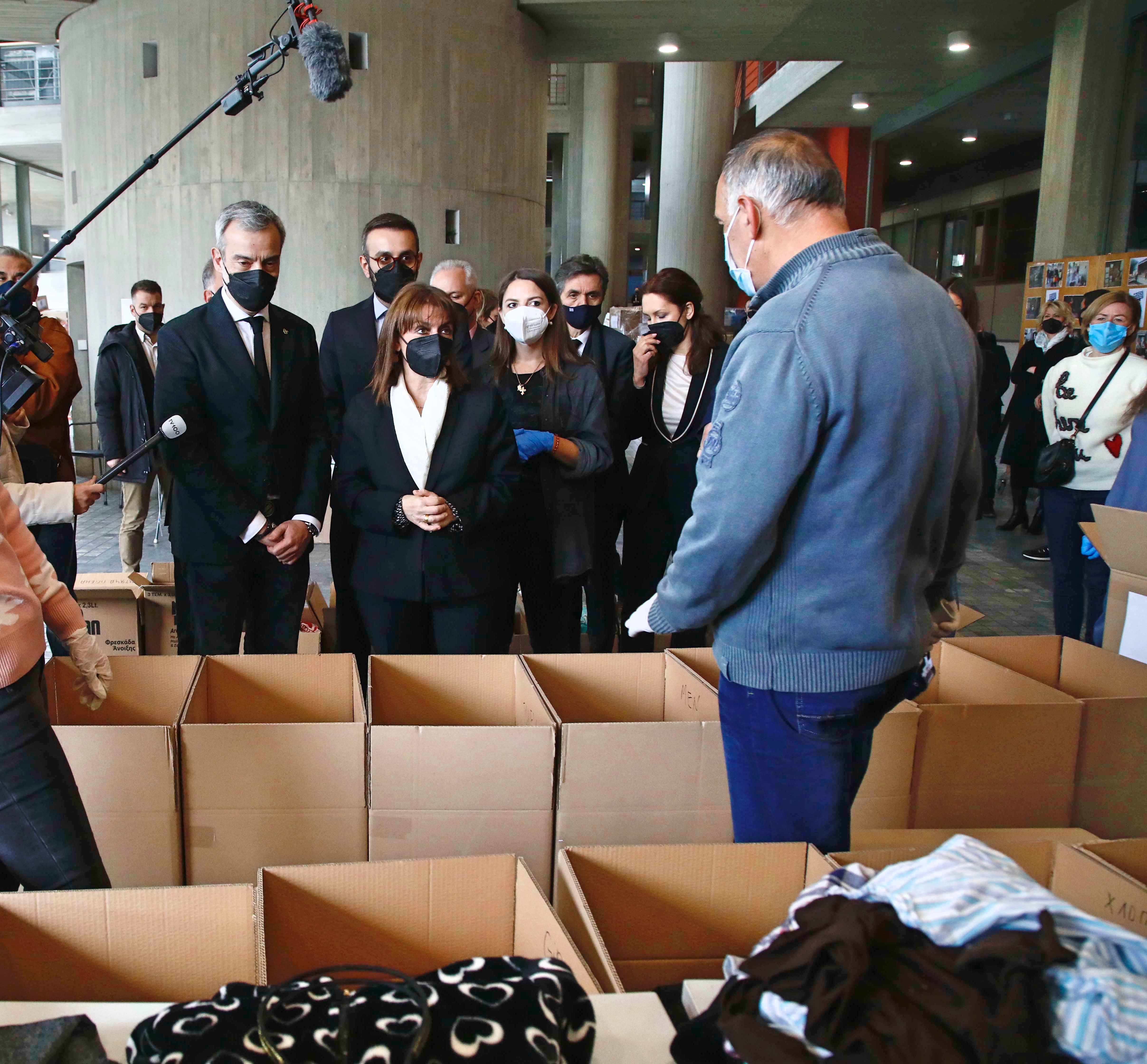 Στο Δημαρχείο Θεσσαλονίκης, στον χώρο συλλογής της ανθρωπιστικής βοήθειας για την Ουκρανία, η Πρόεδρος της Δημοκρατίας – Υποδοχή από τον Δήμαρχο Κ. Ζέρβα