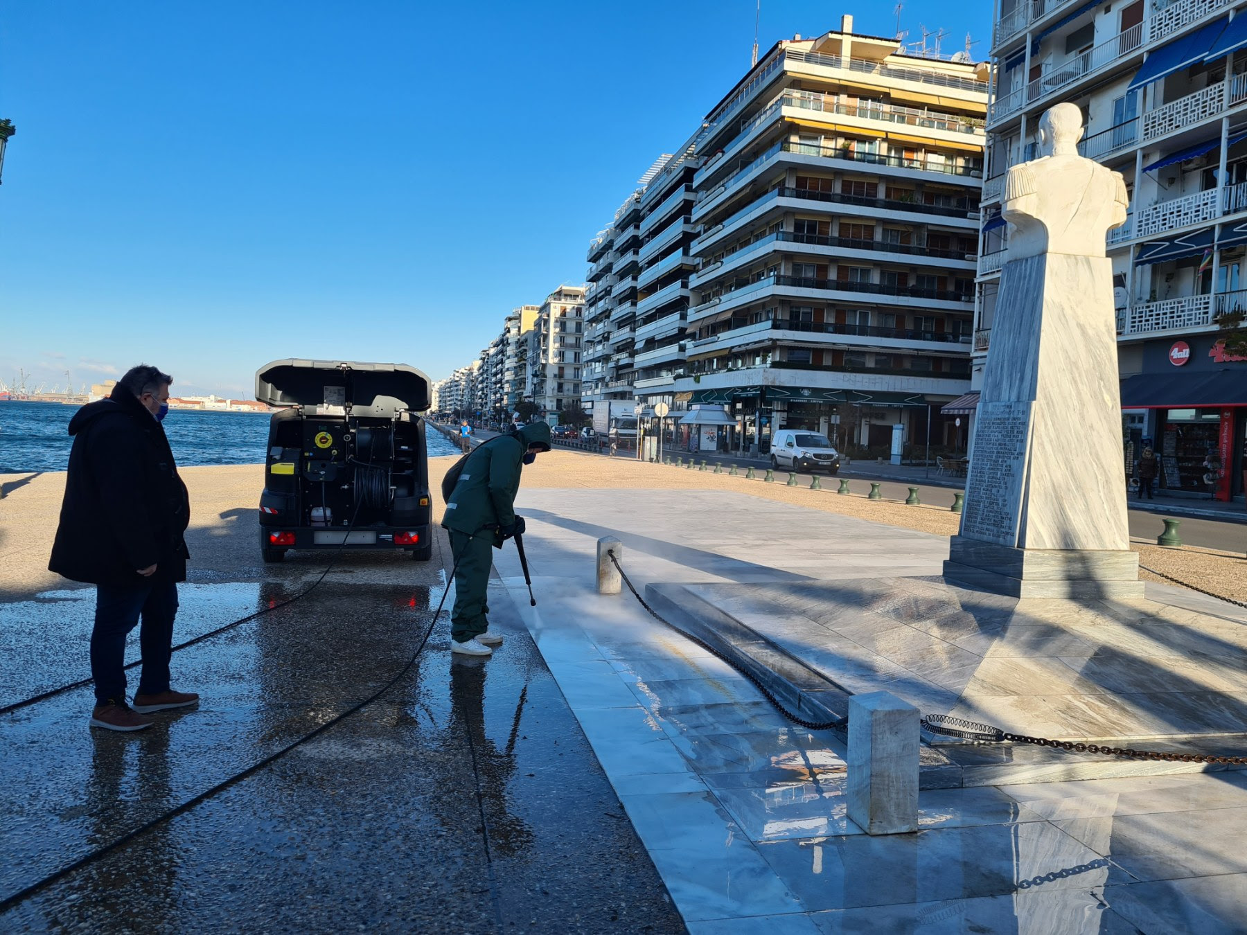 Επιχείρηση για τον καθαρισμό αγαλμάτων και μνημείων από τον Δήμο Θεσσαλονίκης