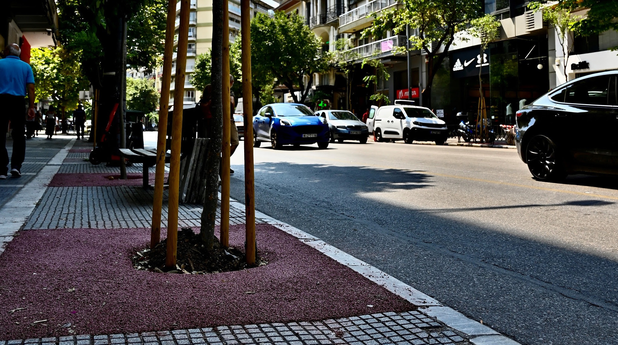 Νέες δενδροδόχοι στον άξονα της Τσιμισκή με υλικά που αναβαθμίζουν τον δημόσιο χώρο και ευνοούν την ομαλή ανάπτυξη των νεοφυτεμένων δέντρων