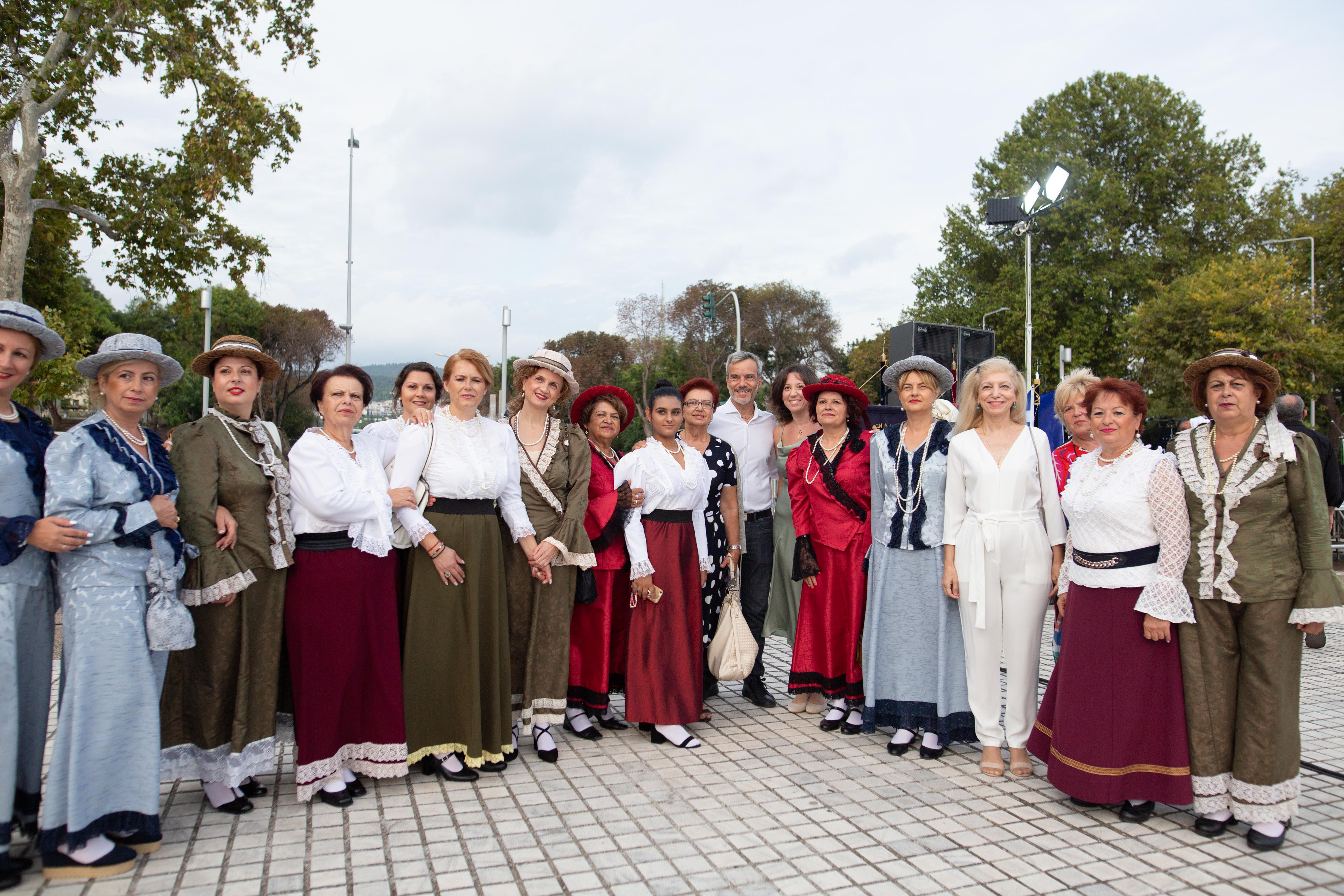 Χοροί και μουσικές από τις αλησμόνητες πατρίδες στη νέα παραλία για τα 100 χρόνια από τη Μικρασιατική Καταστροφή