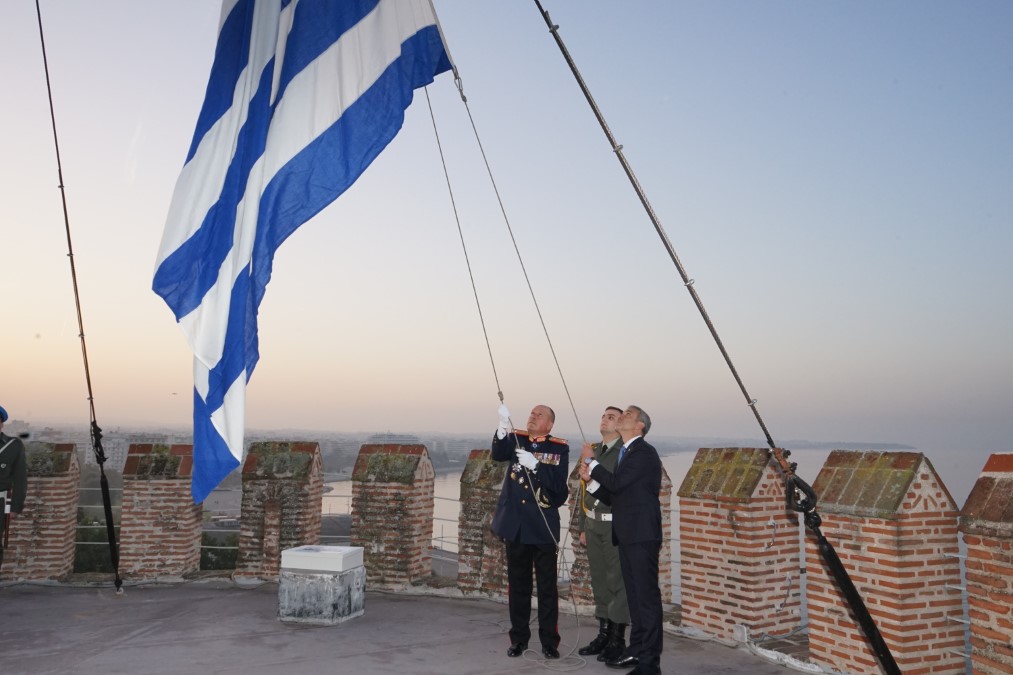 Με επισημότητα η έπαρση της ελληνικής σημαίας στον Λευκό Πύργο – Κ. Ζέρβας: «Δέσμευσή μας να φροντίσουμε, ώστε πάντα η Θεσσαλονίκη μας να είναι κορυφαία πόλη, ένα σύμβολο στην ιστορία»