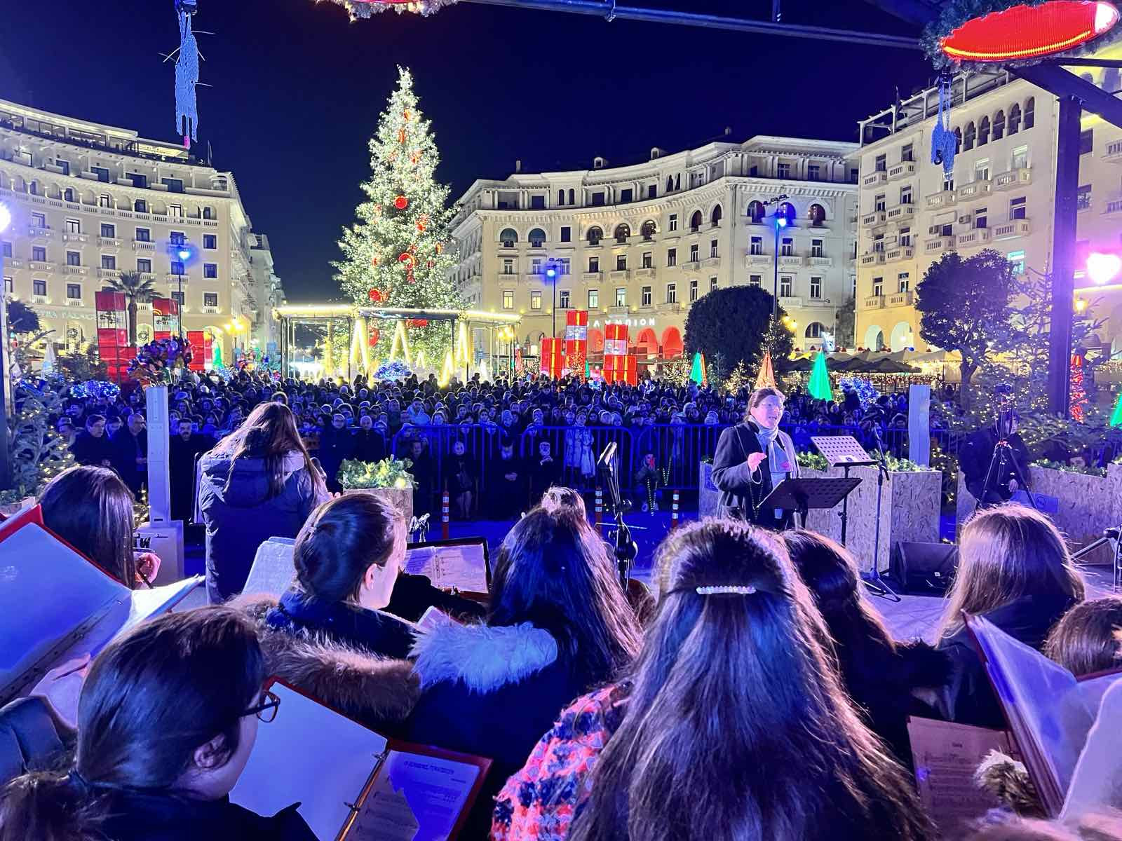 Πάνω από 750 παιδιά και νέοι τραγούδησαν χριστουγεννιάτικες μελωδίες στη γιορτινή Αριστοτέλους