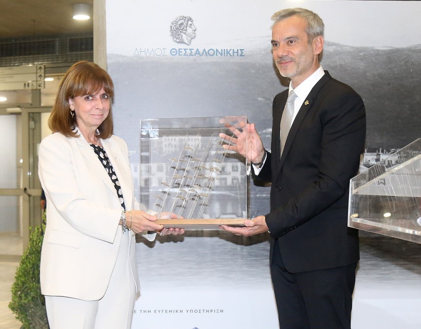 Η Πρόεδρος της Δημοκρατίας στο Δημαρχείο Θεσσαλονίκης – Κ. Ζέρβας: «Πιστεύουμε ότι το μέλλον θα φέρνει πάντα στη Θεσσαλονίκη μέρες αντάξιες της μεγάλης ιστορίας της»