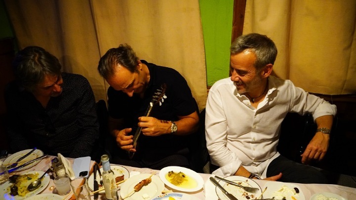 Σε ταβερνάκι της Άνω Πόλης ο Αλ. Ντεσπλά παίζει μπαγλαμά